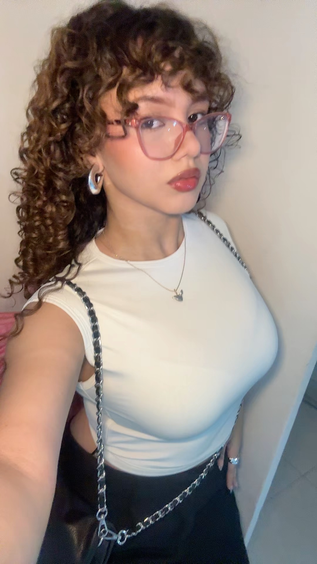 Live video preview of a girl chatting on KikGirl