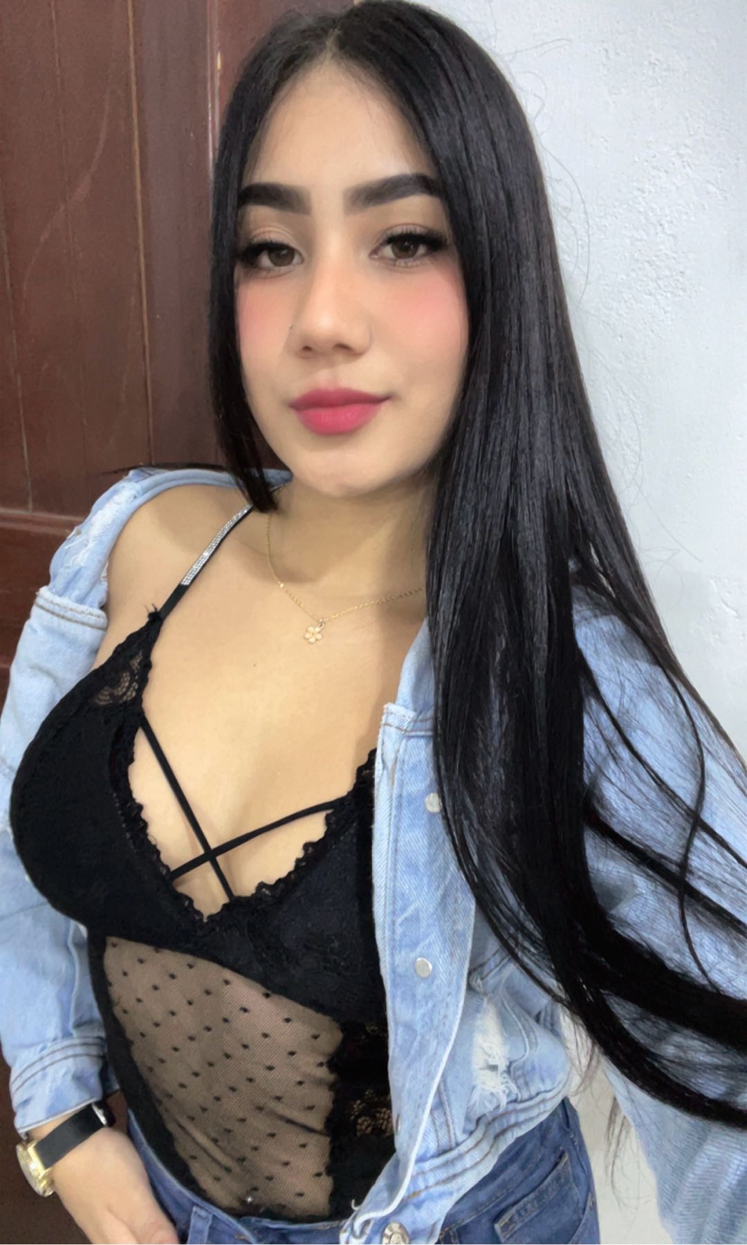 Girl smiling on her KikGirl profile photo
